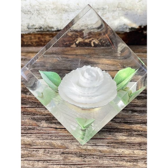 Vintage Russ Acrylic Lucite White Flower Paper Weight - Picture 2 of 6